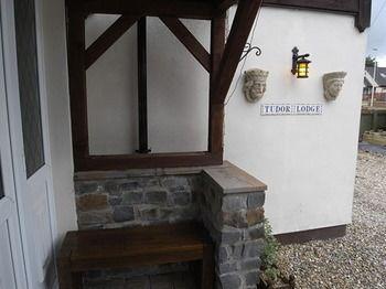 Tudor Lodge Ammanford Exterior photo